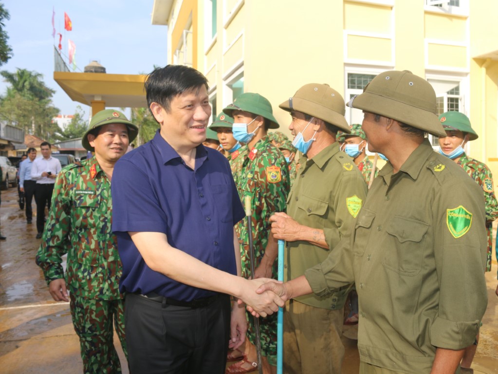 Ảnh 2. Quyền bộ trưởng Bộ Y tế Nguyễn Thanh Long Thăm hỏi lực lượng don dẹp Bênh viên Đa khoa huyện Lệ Thủy Medium