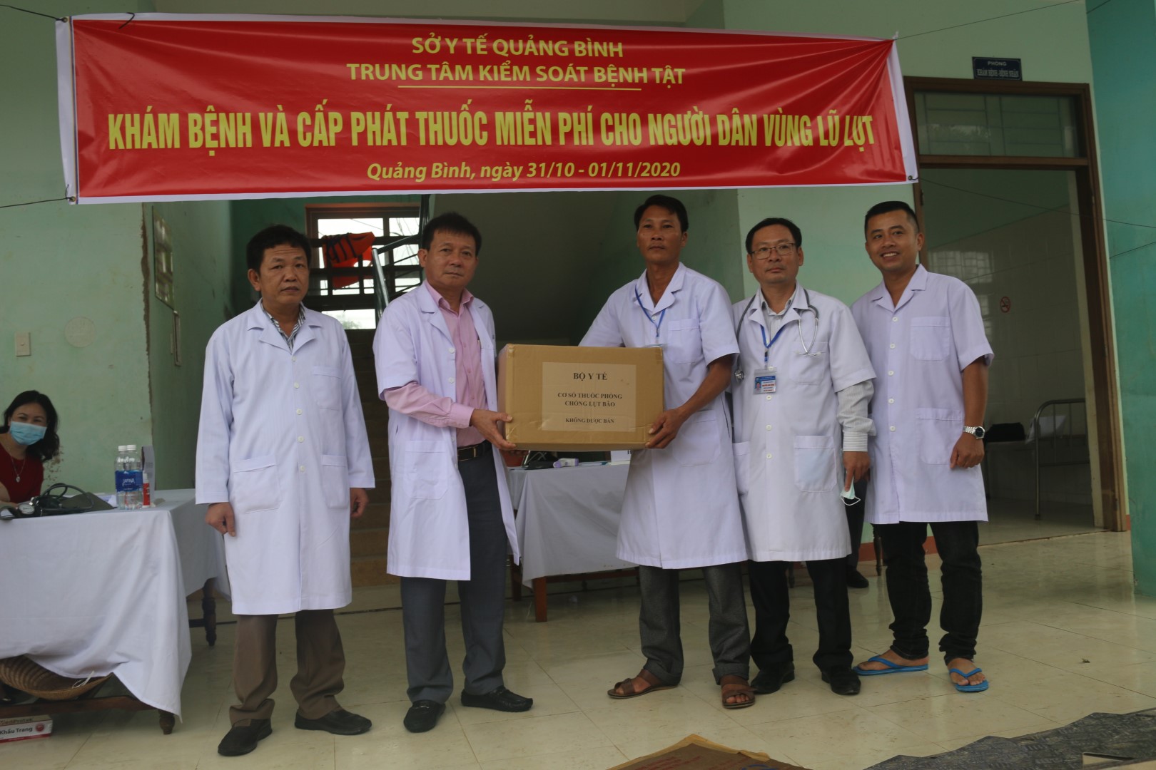 Ảnh 2 Bác sỹ Đỗ Quốc Tiệp trao tặng cơ số thuốc phòng chống lũ lụt cho Trạm Y tế xã Lộc Thủy huyện Lệ Thủy. 2 Large