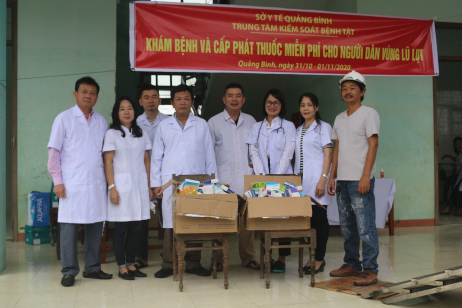 Ảnh 2 Bác sỹ Đỗ Quốc Tiệp trao tặng cơ số thuốc phòng chống lũ lụt cho Trạm Y tế xã Lộc Thủy huyện Lệ Thủy. Large