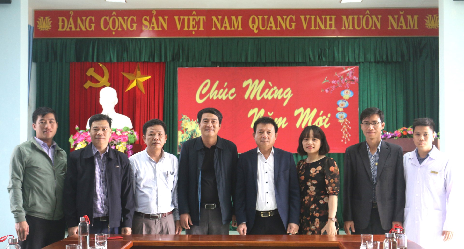 Ảnh 3. Lãnh đạo Trung tâm Kiểm soát bệnh tật tặng quà và chúc tết cán bộ bệnh nhân tâm thần tại Trung tâm Trung tâm Chăm sóc và phục hồi chức năng cho người tâm thần Large