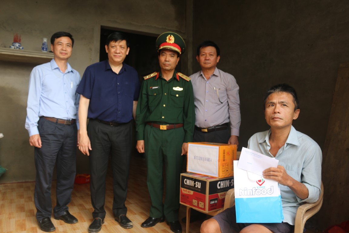 Ảnh 6. Quyền bộ trưởng Bộ Y tế Nguyễn Thanh Long thăm tặng quà cho 3 gia đình có hoàn cảnh khó khăn và bị ngập sâu trong đợt mưa lũ 2 Medium