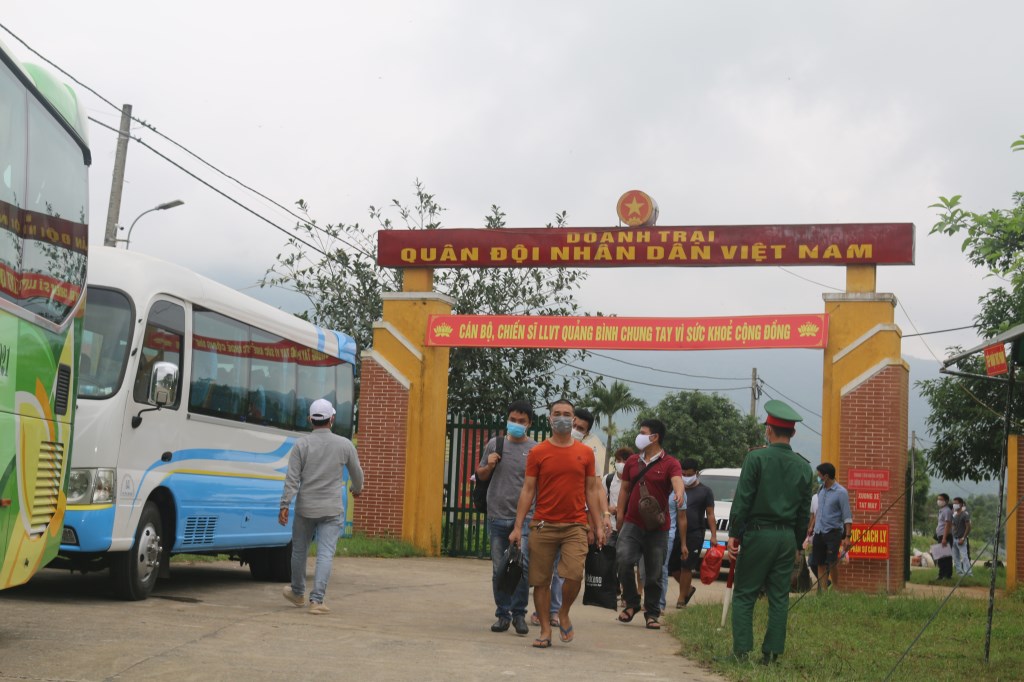 Ảnh 7 Các công dân nhanh chân bước lên xe về với gia đình