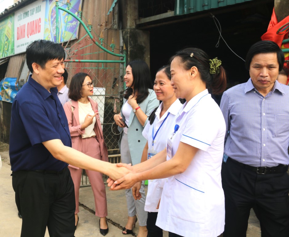 Ảnh 8. Động viên chia sẽ với cán bộ Trạm y tế xã Liên Thủy Medium