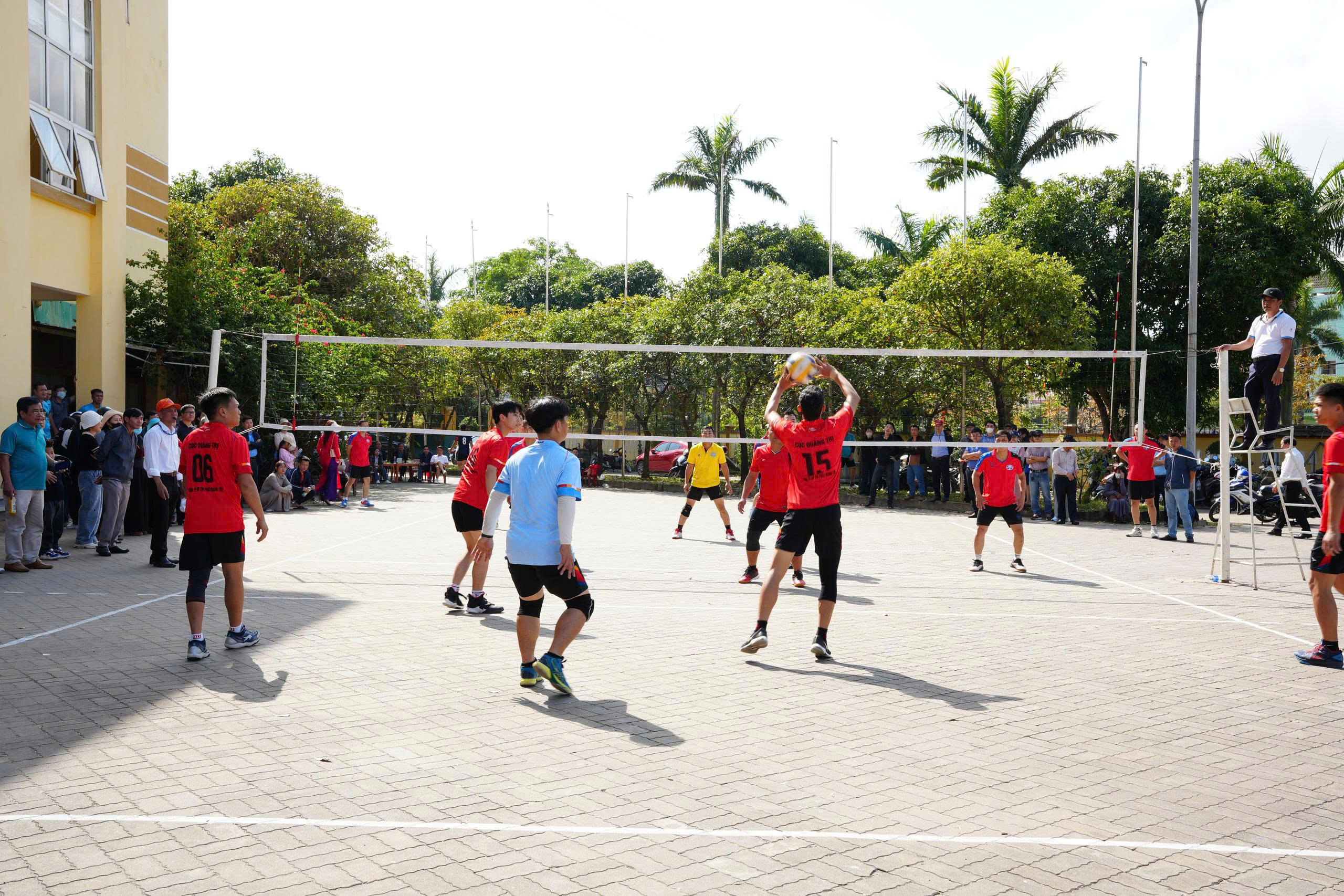 Ảnh_4_-_Trận_đấu_bóng_chuyền_nam_giữa_CDC_Quảng_Trị_và_Công_ty_CP_Dược_Phẩm.jpg